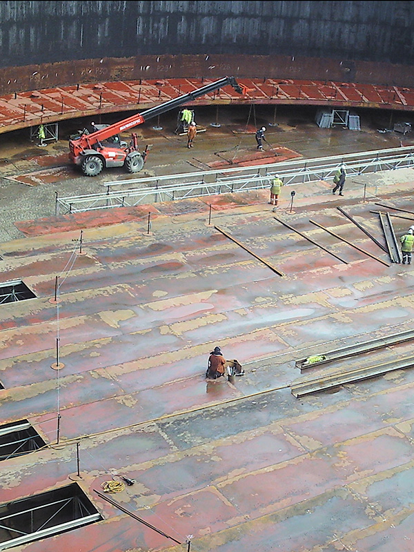 Floating roof storage tank
